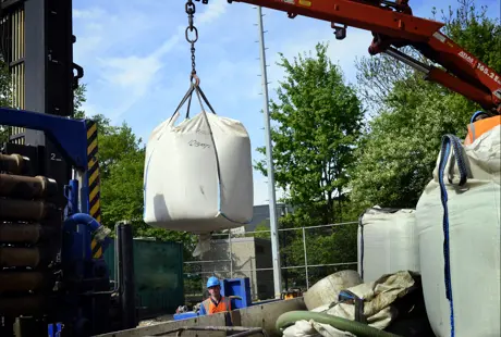 Iedereen ziet ze wel eens staan, grote zakken vaak met zand of andere materialen erin, de Big Bags.