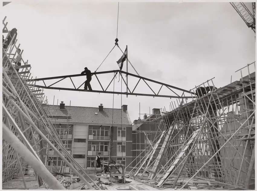 Het Cartesiuslyceum in aanbouw