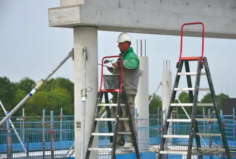 Ladder, trap of steiger: hoe werk je veilig op hoogte? 